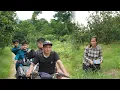 Download Lagu Alleenstaande moeder vindt grote som geld in een tas in haar tuin en het gevaar dat ze loopt door cr