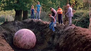 جسم غريب بينزل عالأرض بيخلي الزرع ينمو بسرعة غريبة وبيحول الناس لوحوش The Curse 