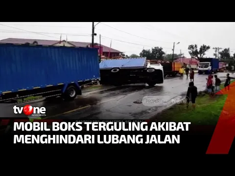 Menghindari Lubang di Jalan, Mobil Boks di Banyuasin Terguling