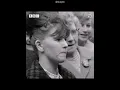 Download Lagu Reaksi wanita Inggris terhadap gaun topless pada tahun 1964