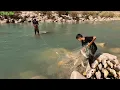 Download Lagu Episch vissen in de bergrivier in Iran | Nomadisch gezin vangt enorme vissen met traditioneel net