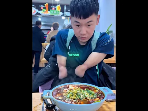 This boy used a specially designed spoon to enjoy noodles without hands ❤️
