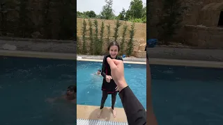 لعبة والخسران على المسبح 