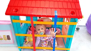 Alicia buscando huevos en gigante tobogán inflable
