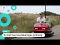 Download Lagu Desmae rijdt met haar vader in een botsauto