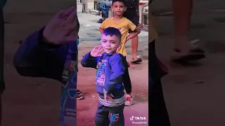 طفل يرقص علي كليب يا اصفر لعبد الباسط حموده و مسلم 