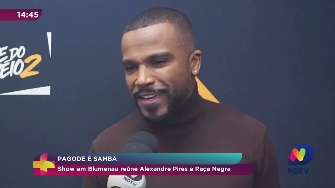 Pagode e samba: Alexandre Pires e Raça Negra realizam show em Blumenau