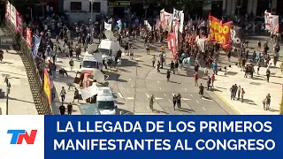 MARCHA: Llegan los primeros manifestantes a las inmediaciones del Congreso vallado por la Policía