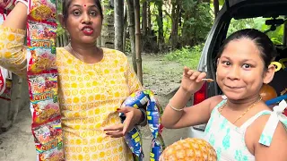 বল্টু বেলুন পেয়ে, ভীষণ খুশি ,এদিকে আমি দিলাম দু হাত ভরে সিজন ফ্রুট ,সাথে প্রচুর চিপস গিফট