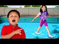 Lagu Maddie \u0026 Kaden proberen op water te lopen, fantasiespelletjes in het zwembad