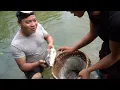 Minh Duong had a wonderful experience catching fish in the river alongside Trieu To Lac...