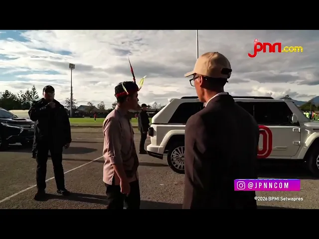 Wapres Gibran Unjuk Skill Sepak Bola di Papua Pegunungan - JPNN.com