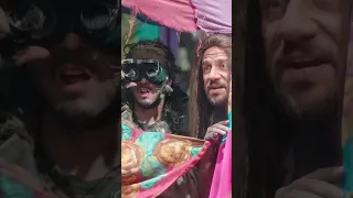 أنا كلهم عندي هنا مشلحين أقصد مسلحين خلصانة بشياكة Shorts 