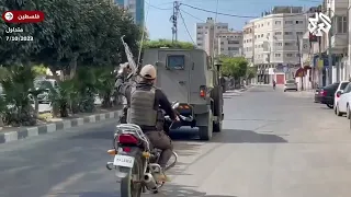 مشاهد خاصة فلسطينيون يسيطرون على جيب عسكري إسرائيلي ويتجولون به في ساحة السرايا وسط غزة 