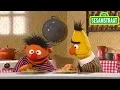 Download Lagu Wie krijgt het grootste stuk taart? - Bert \u0026 Ernie - Sesamstraat