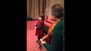 الطفله فيروز   سنوات تغني   سعاد حسني  انا لسه صغيره دندنها