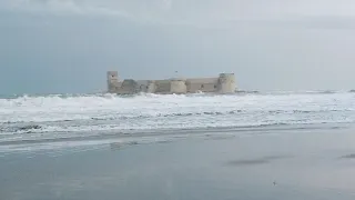 القلعة العائمة في وسط البحر المتوسط  القلعة العائمة في وسط البحر المتوسط