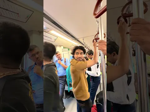 Metro mein ye kya hua 😩 🫪🙄 #funny #trandingreaction #comedy #shortsvideo #prank  #funnycomment