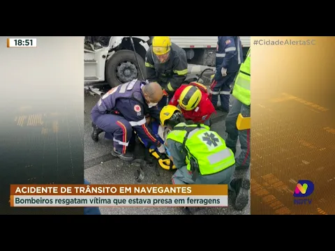 Acidente de trânsito em Navegantes: bombeiros resgatam vítima que estava presa em ferragens