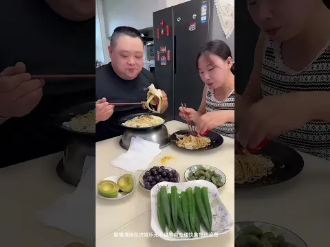 Hôm thứ Năm, chồng tôi muốn ăn hết phần chân giò heo một mình, nhưng tôi đã ăn vụng mất.