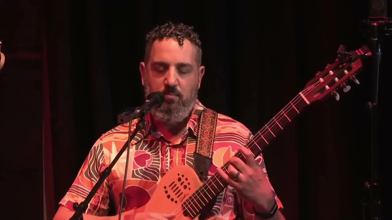 MaisCeu Trio "Quando O Outono Chegar" live at the Martha Basset Show.