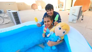 ميمي تروش عروستها في المسبح !
