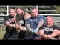 Lagu World's Strongest Men in a Tug o' War Challenge at Braemar Gathering Highland Games site in Scotland