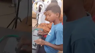 طفل سوداني يعزف على الهاتف والايباد بدلا من الاورق الابداع لايحتاج الى الكثير من المال اكسبلور 