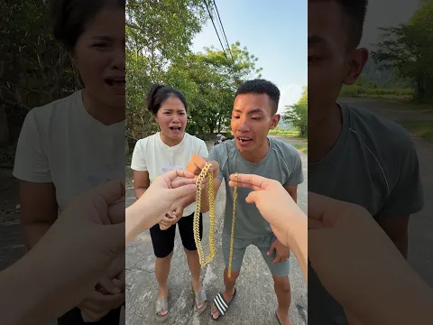 Món Quà Giá Trị Cô Gái Trao Tặng Bạn Thân