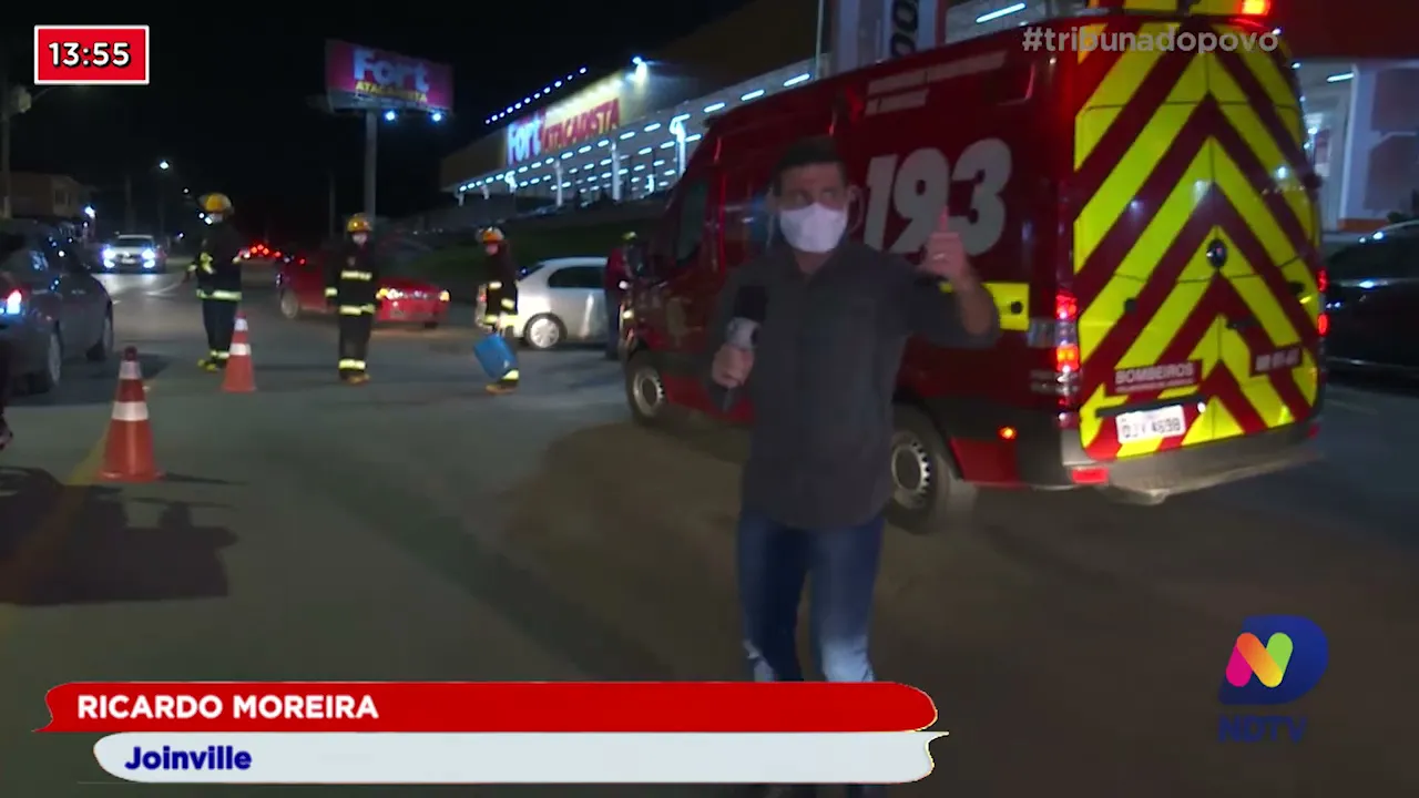 Acidente entre carro e moto na Rua Tuiuti, em Joinville