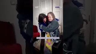 مشهد مؤثر للفنانة السورية ريم علي عقب لم شملها بوالدتها بعد فراق دام لسنوات 