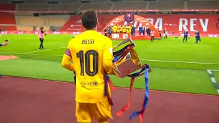 Download Leo Messi lifts the trophy! the Barça players' on-pitch celebration after winning the Copa del Rey MP3