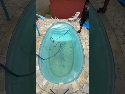 Limpando a piscina verde #viral #limpeza #pool #satisfying #foryou #shorts #satisfatório #piscinas