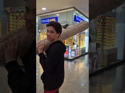 Ele carregando o tapete em pleno shopping kkkk