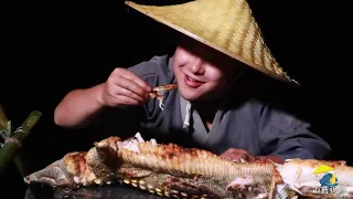 【Shyo video】2000元買一條20斤的鱷魚，放到火上一烤，6个小時後，竟吃出雞肉味