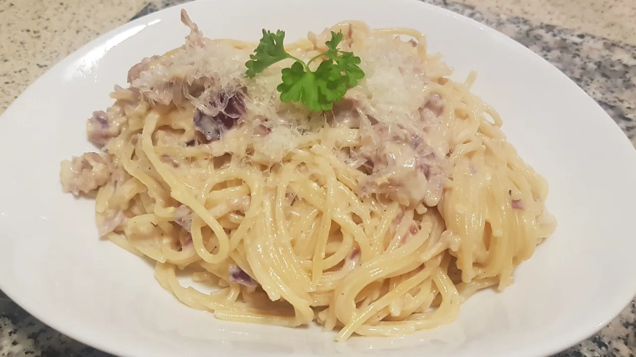 
          
          
          
            
            Spaghetti an Käse-Sahne-Sauce mit Ei
          
        . 