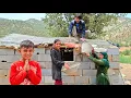 Download Lagu Young man helps homeless mother build roof after heavy rain