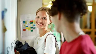 بنت جميله بتقع في حب اللي انقذ اختها الصغيرة من الغرق 