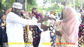 huyu jamaa ni bingwa wa kunogesha shuhuli angalia watu walivo vutiwa na hii qaswida 