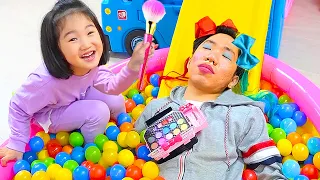 Los niños aprenden a ayudarse mutuamente y a compartir sus juguetes