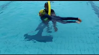 terapi renang anak autism