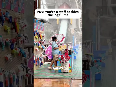 😂☂️ Ha sistemato degli ombrelli fuori dal negozio,