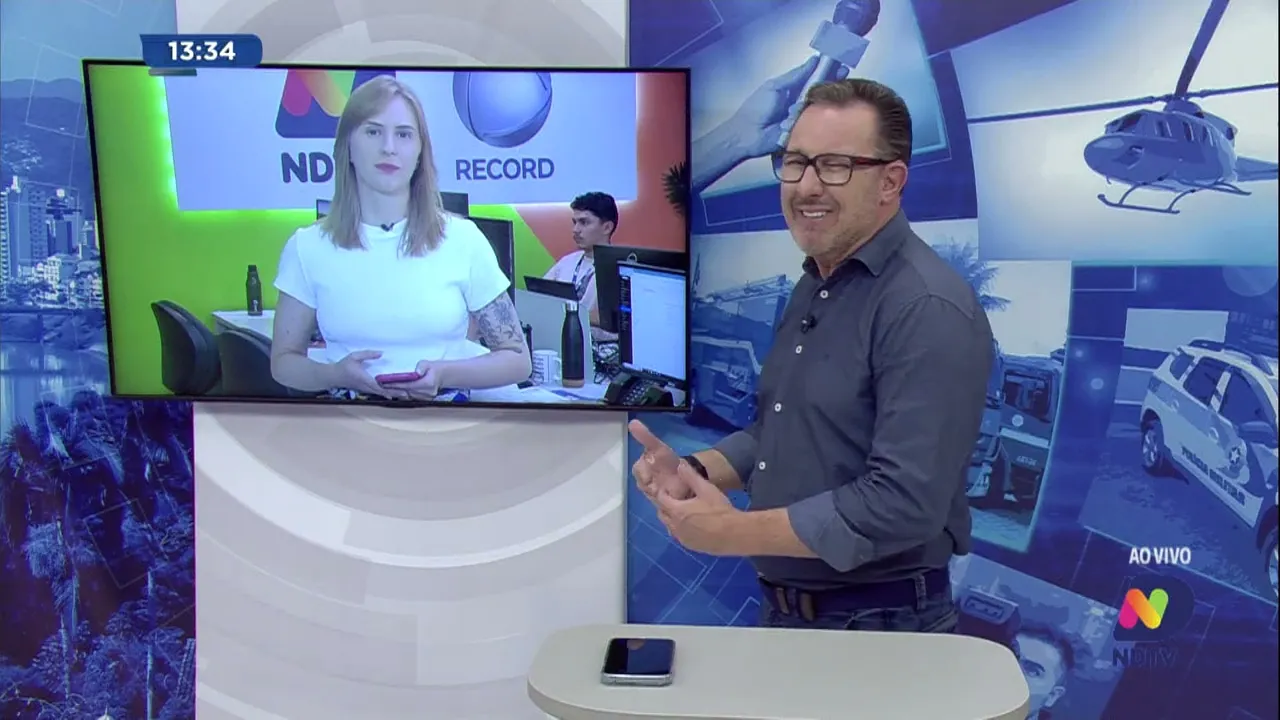 Grave acidente termina com moto completamente destruída embaixo de caminhão