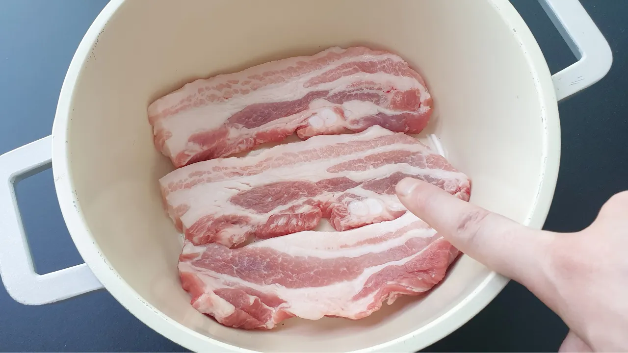 냄비 삼겹살 구이와 양파 겉절이