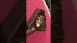 تمثال عجيب فرعوني ينظهر من كل الاتجاهات ب لندن 