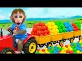 Download Lagu Macaco Bon Bon faz pipoca arco íris colorida e cuida de um filhote de cachorro fofo