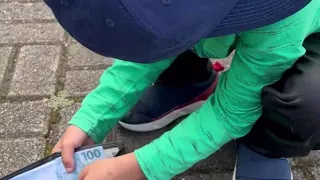 Menino Pobre Encontra Carteira de Empresário e Ninguém Imaginava Que Ele Tivesse Essa Atitude.