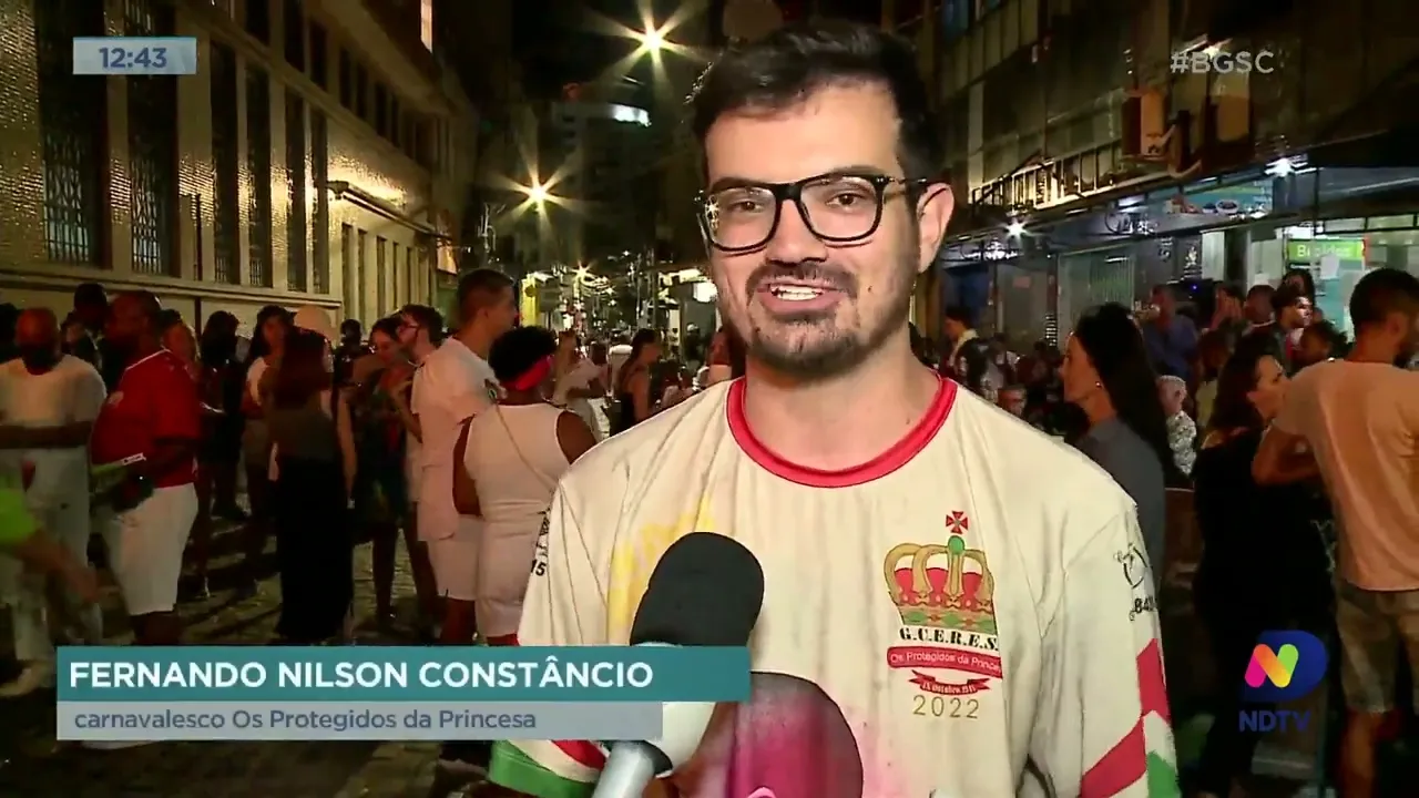 Escola de samba Os Protegidos da Princesa faz desfile na praça 15 de novembro em Florianópolis