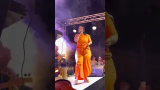 وردة شارلومانتي في إحدى السهرات الليلية وردة هبلت عليهم في هذه السهرة وردة تقصف ولا تبالي 