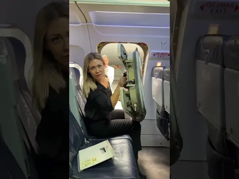 لا تلمس باب الطائرة أثناء التحليق